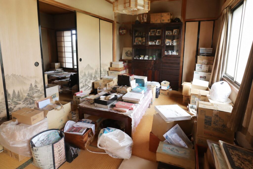 荷物が残った一戸建て住宅の室内イメージ
