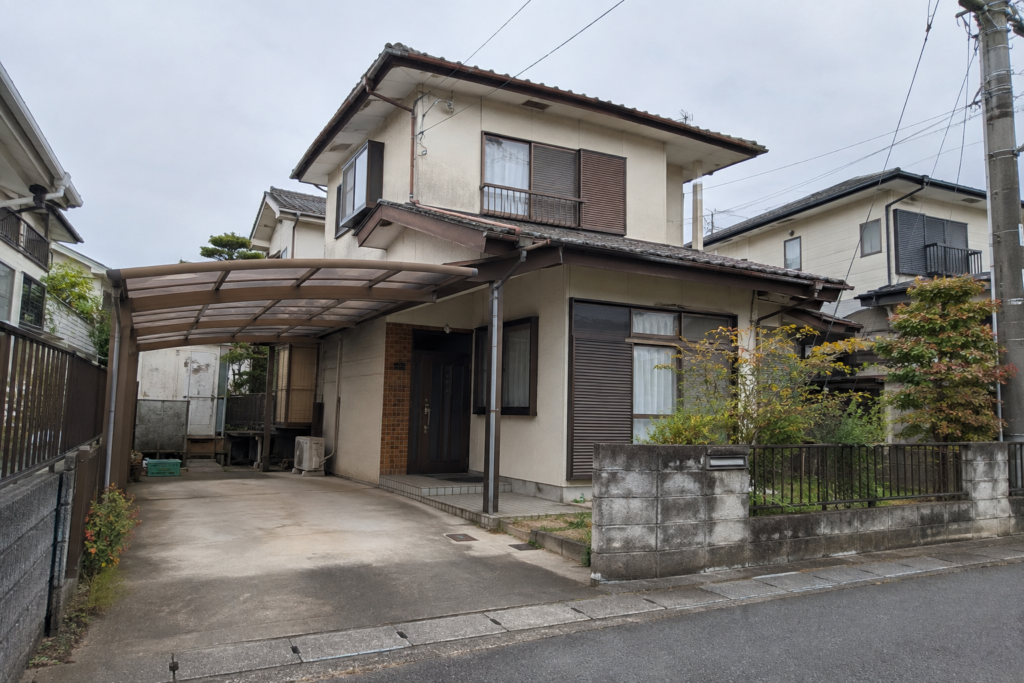 古い住宅を現地確認したような自然な外観写真