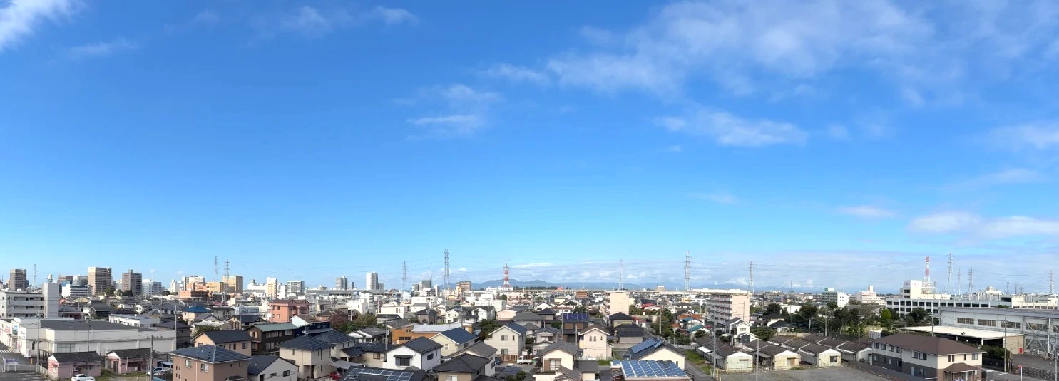 青空の下に広がる小山市の住宅地と市街地