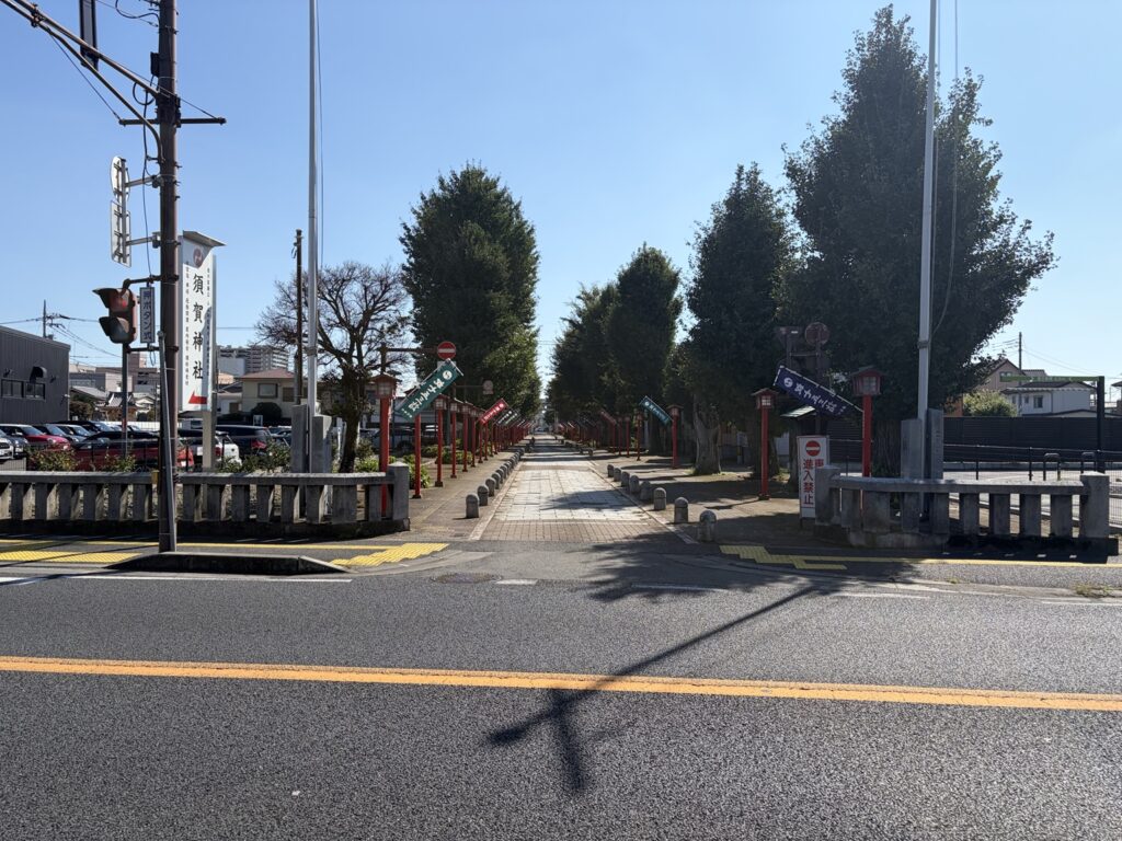 須賀神社の入口から続く参道