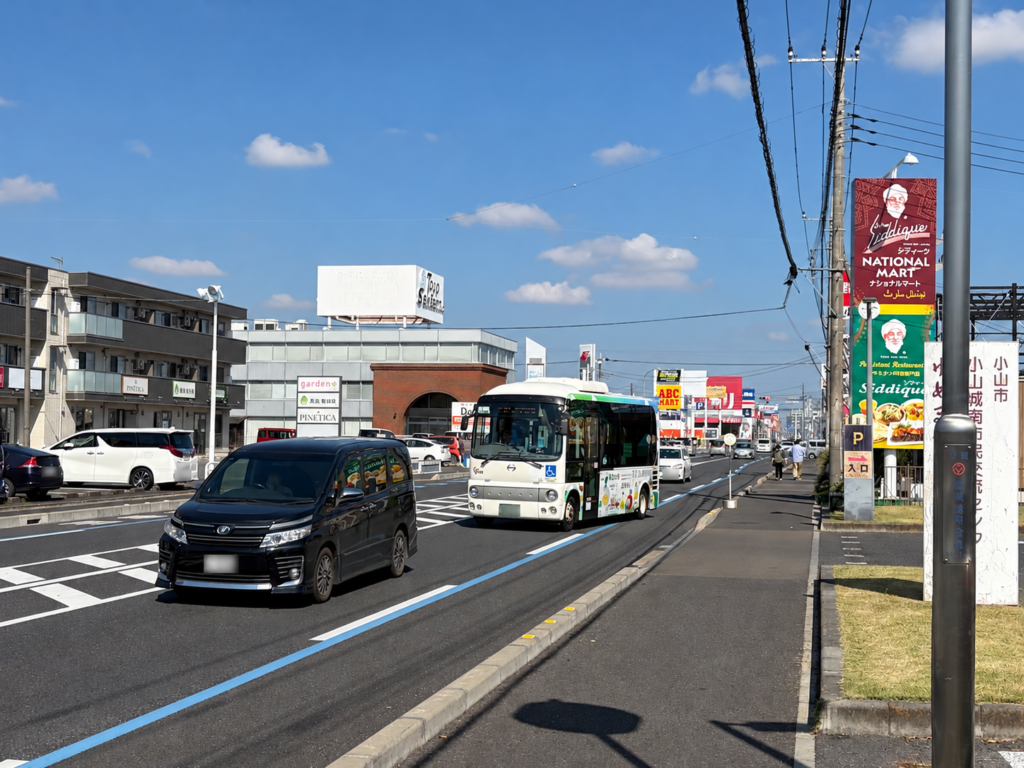 城南公園入口バス停のある通り