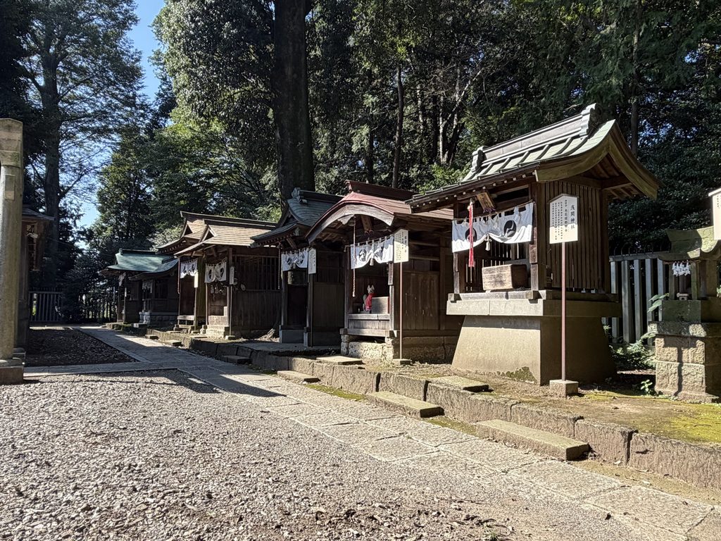 須賀神社の境内に並ぶ小さな社