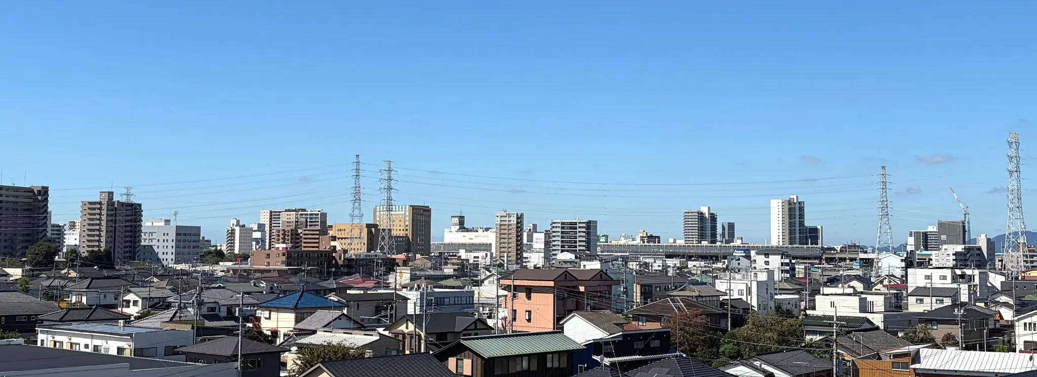 小山市の住宅地と市街地を見渡す街並み