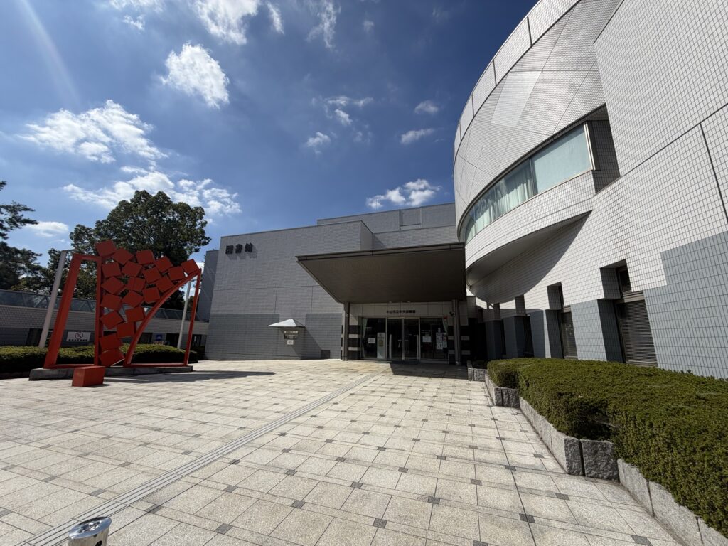 小山市立中央図書館の入口と赤いモニュメント
