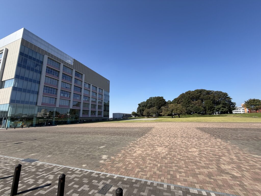 小山御殿跡の遺構を地下に保存する御殿広場