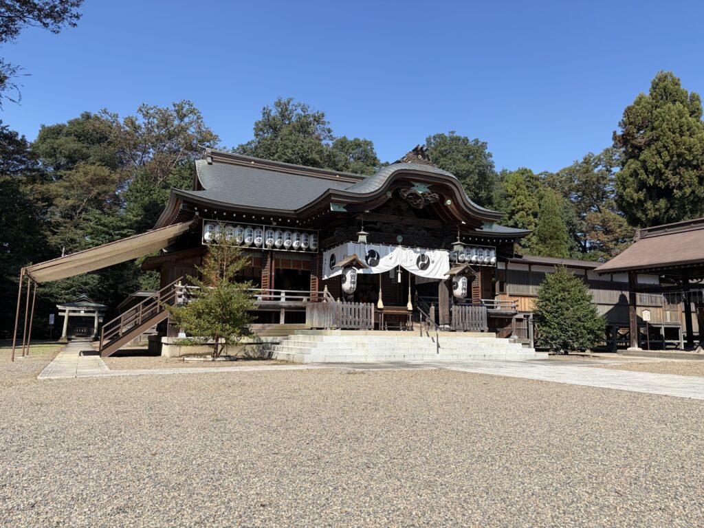 須賀神社の社殿を正面から撮影