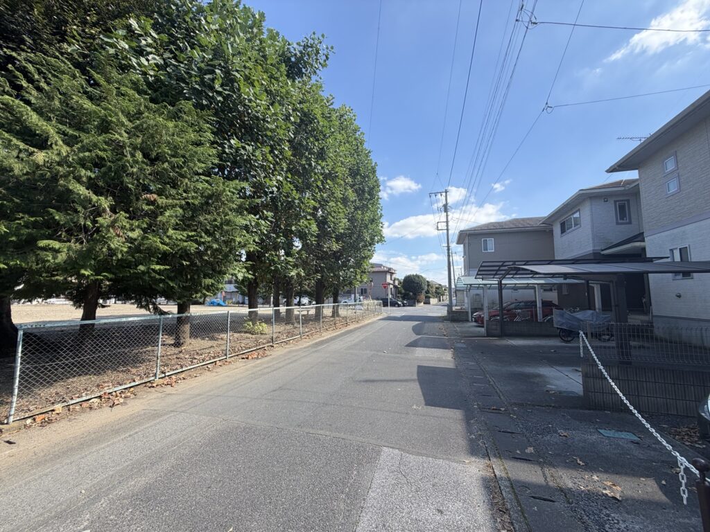 公園沿いに戸建て住宅が並ぶ小山市城東の住宅街