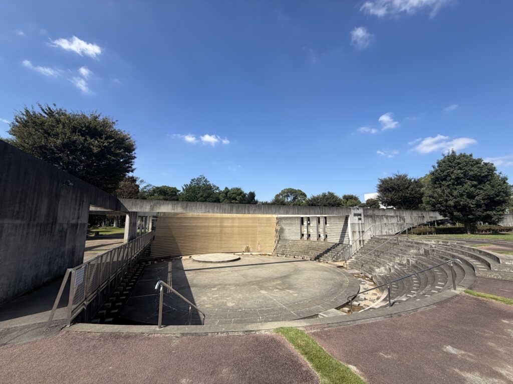 城東公園の円形広場と階段状の客席があるステージ城東