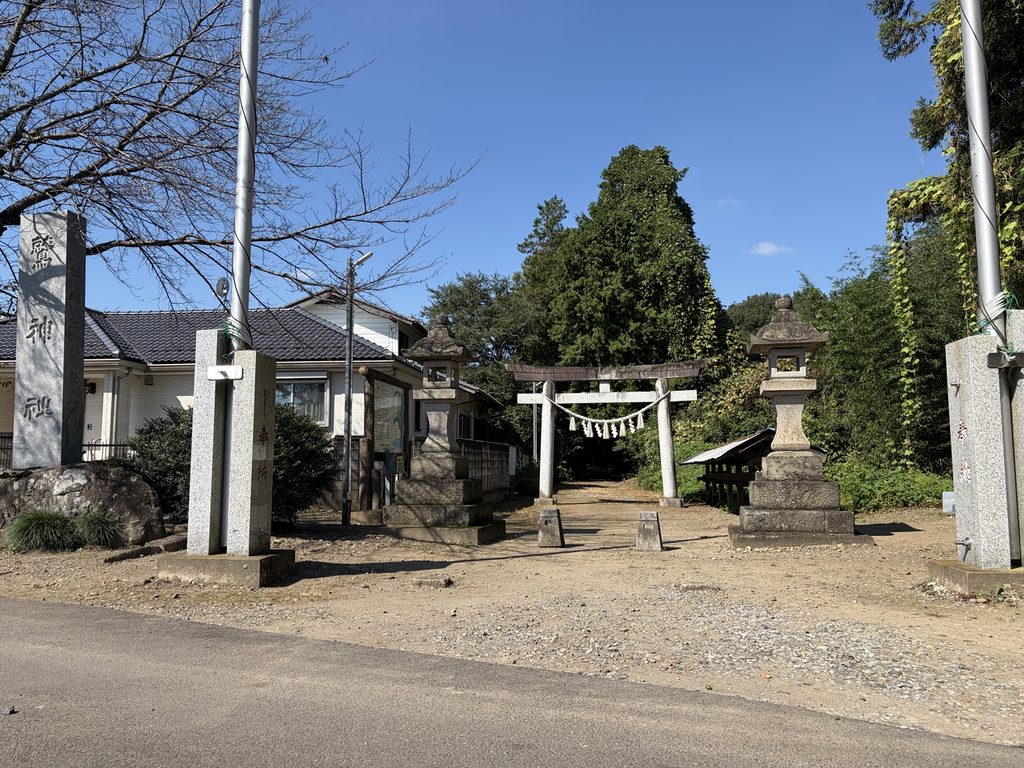 鷲城跡に鎮座する鷲神社の鳥居と石灯籠